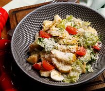 Салат Цезарь с куриной грудкой