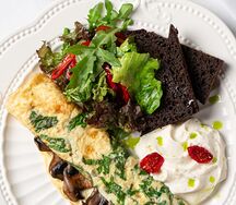 Омлет со шпинатом и жареными грибами