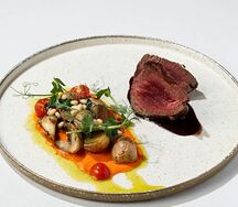Филе миньон с картофельным гратеном и соусом из белых грибов
