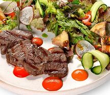 Стейк-салат с хрустящим баклажаном и соусом из печеного перца