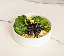 Зелёный боул из авокадо, шпината и брокколи