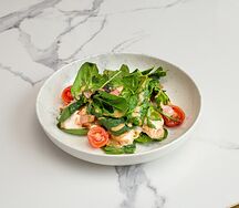 Салат с жареной куриной грудкой, шпинатом и беконом