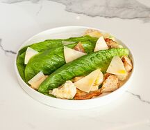 Салат цезарь с курицей и беконом