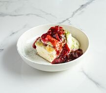 Творожная запеканка с соусом из айвы и брусники