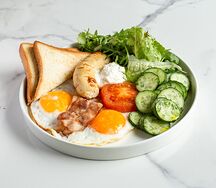 Большой завтрак с куриной колбаской и беконом