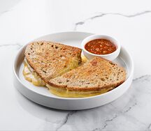 Запеченный сэндвич Четыре сыра с домашней аджикой