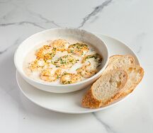 Жареные креветки с зеленью и сливочным соусом