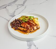 Куриное бедро с кабачками, фасолью и пюре из кукурузы