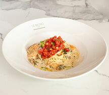 Спагетти с креветками и мидиями в сливочном соусе