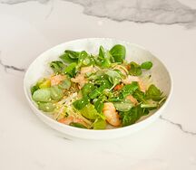 Салат с жареными креветками и соусом манго и руколой