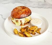 Бургер говядина с картофелем и соусом