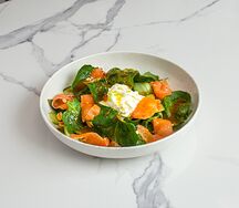 Салат с сыром страчателла