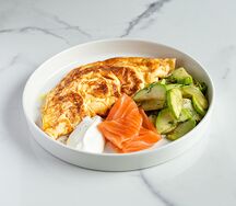 Омлет с маринованным лососем