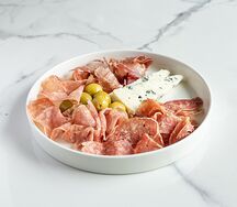 Тарелка мясных деликатесов