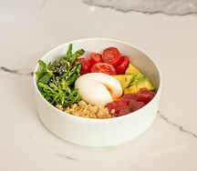 Зелёный боул из тунца с булгуром и рукколой