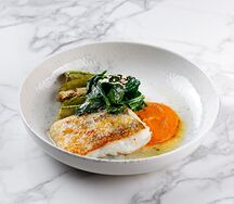 Судак с кабачками на гриле и соусом ромеско