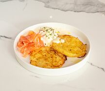 Картофельные драники с лососем и сырным соусом