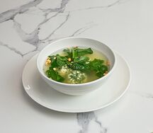 Куриный бульон с фрикадельками и шпинатом