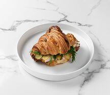 Сэндвич с индейкой и маринованным огурцом в зерновом круассане