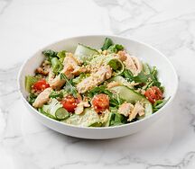 Салат с запеченным куриным бедром