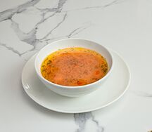 Рыбный суп из лосося, судака и креветок