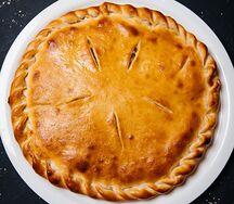 Пирог с луком и яйцом