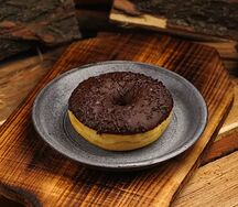 Донат с шоколадной начинкой