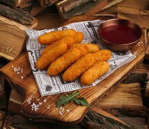 Сырные палочки с клюквенным соусом