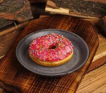 Донат с клубничной начинкой