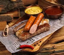 Колбаски-гриль с салатом Коул Слоу New