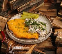 Шницель с жульеном и маринованным огурцом