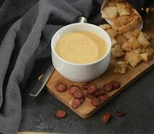 Крем-суп гороховый с охотничьими колбасками и сухариками