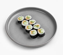 Ролл с огурцом и кунжутом