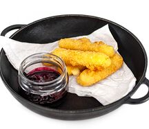 Жареный сыр с ягодным соусом