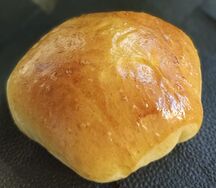 Пирожок с луком и яйцом