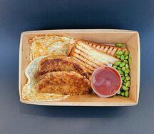 Завтрак с куриной котлетой и двумя яйцами