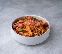 Вок с курицей и беконом