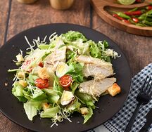 Салат Цезарь с курицей