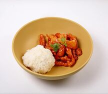 Курица в кисло-сладком соусе и рис