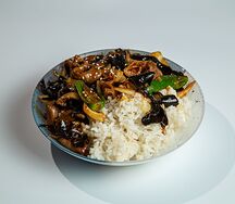 Жареная свинина с чили-перцем и рис на пару