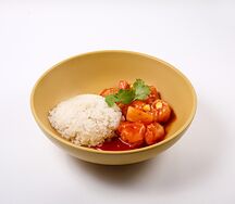 Жареные креветки с ананасами и рис