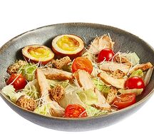Салат Цезарь с курицей и азиатской заправкой