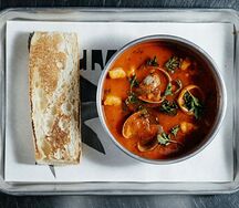 Томатный с беконом и морепродуктами