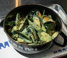 Мидии с соусом песто