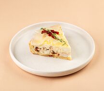 Киш с индейкой и пармезаном