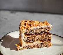 Ореховый торт (кусок)