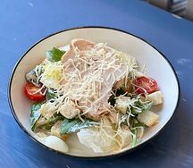 Салат Цезарь с курицей