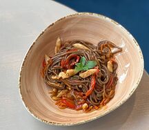 Соба с овощами и курицей