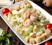 Салат Цезарь с креветками
