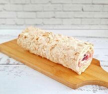 Рулет меренговый с клюквой